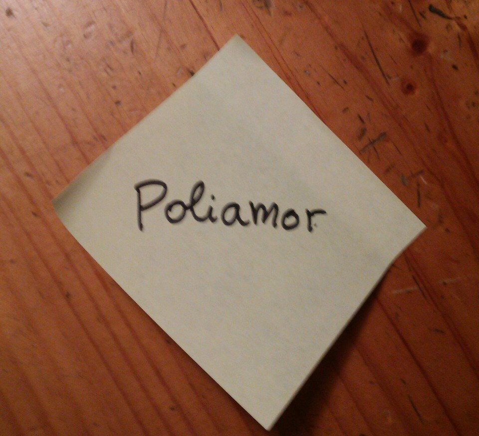 Postit amb el text Poliamor