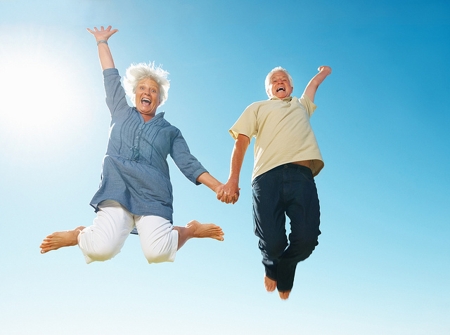 Un avi i una àvia saltant felices