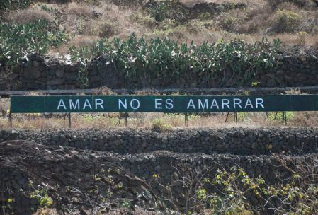 Foto d’un cartell on s’hi pot llegir “Amar no es amarrar”