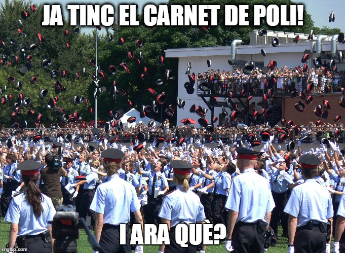 Fotografia de mossos d'esquadra a la graduació i el text 'Ja tinc el carnet de poli, i ara què?'